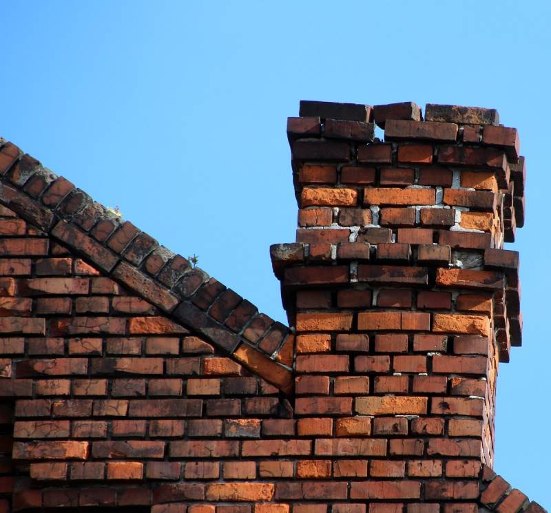 Signs Your Cambridge Home Needs a Chimney Inspection Blog Article - Damaged chimney on an Cambridge home showing cracks and missing mortar